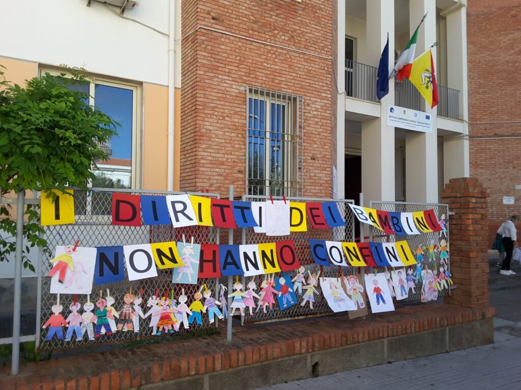 Fotografia dei lavoretti dei bambini sul tema "contro tutte le guerre"