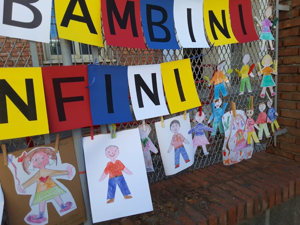Fotografia dei lavoretti dei bambini sul tema "contro tutte le guerre"