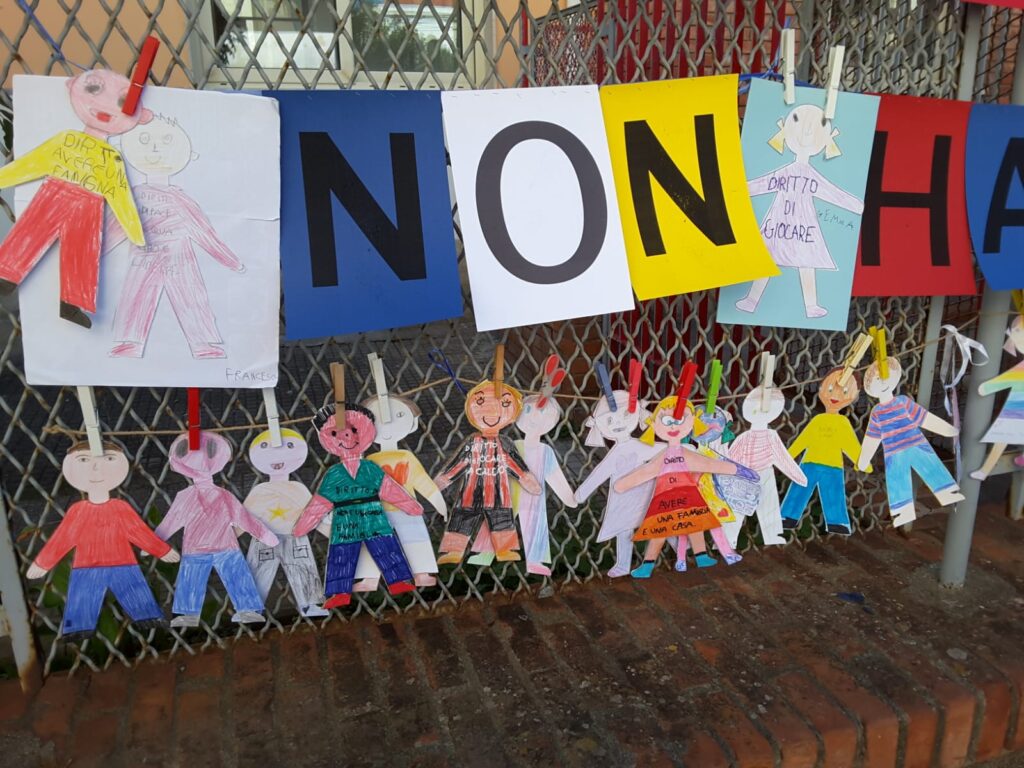 Fotografia dei lavoretti dei bambini sul tema "contro tutte le guerre"