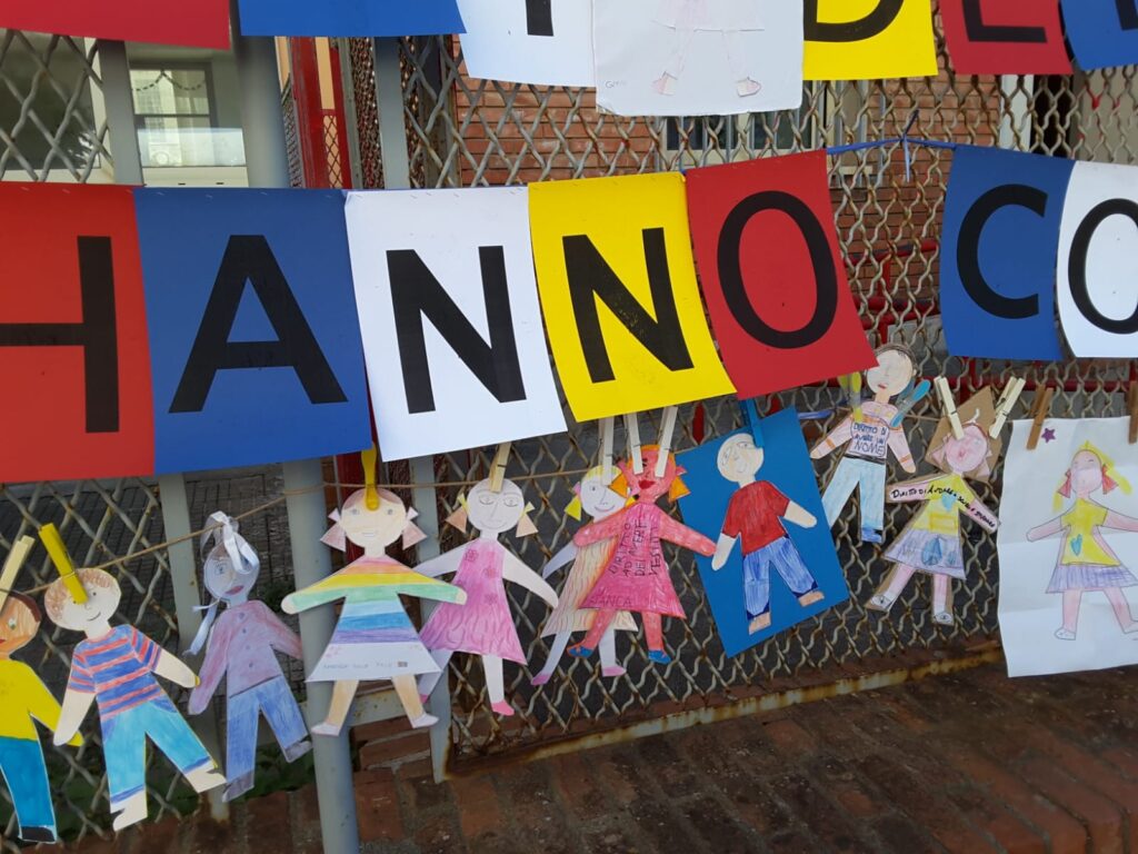 Fotografia dei lavoretti dei bambini sul tema "contro tutte le guerre"