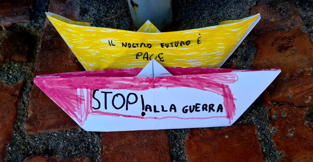 Fotografia dei lavoretti dei bambini sul tema "contro tutte le guerre"