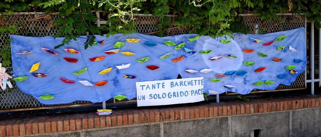 Fotografia dei lavoretti dei bambini sul tema "contro tutte le guerre"