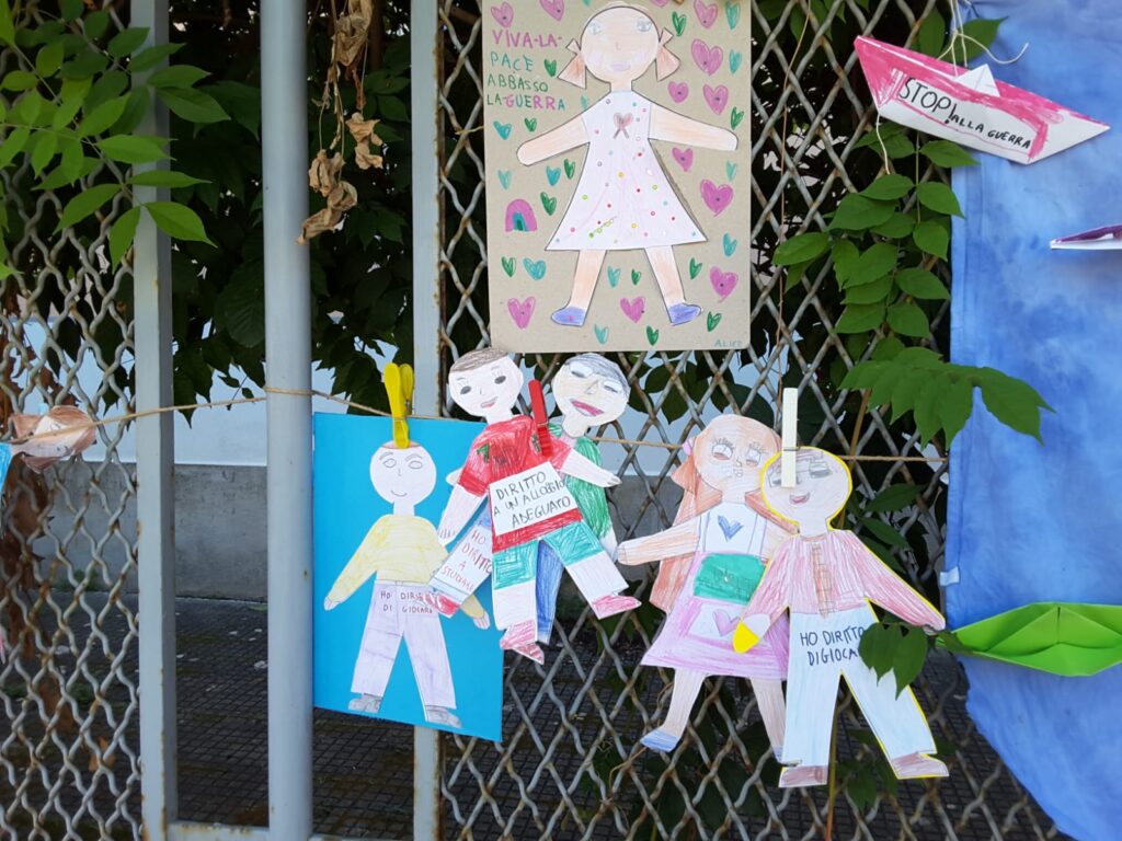 Fotografia dei lavoretti dei bambini sul tema "contro tutte le guerre"