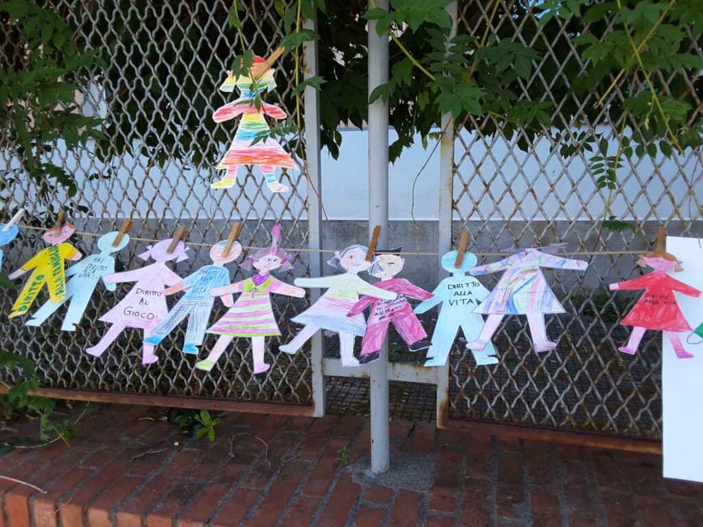 Fotografia dei lavoretti dei bambini sul tema "contro tutte le guerre"