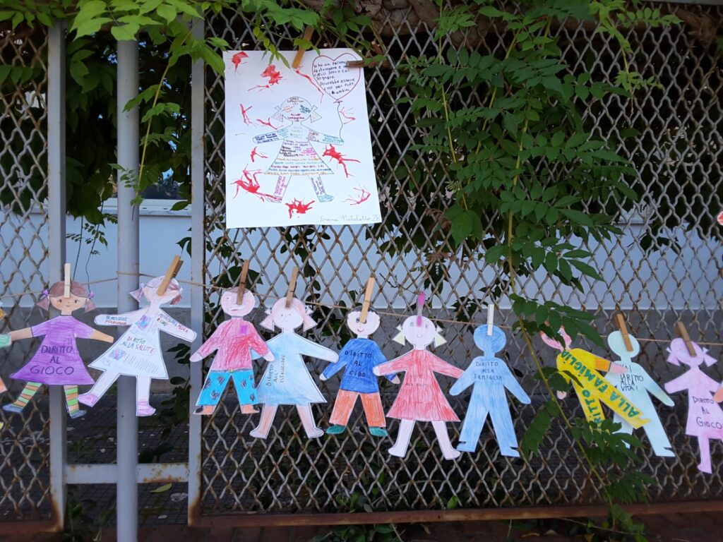 Fotografia dei lavoretti dei bambini sul tema "contro tutte le guerre"
