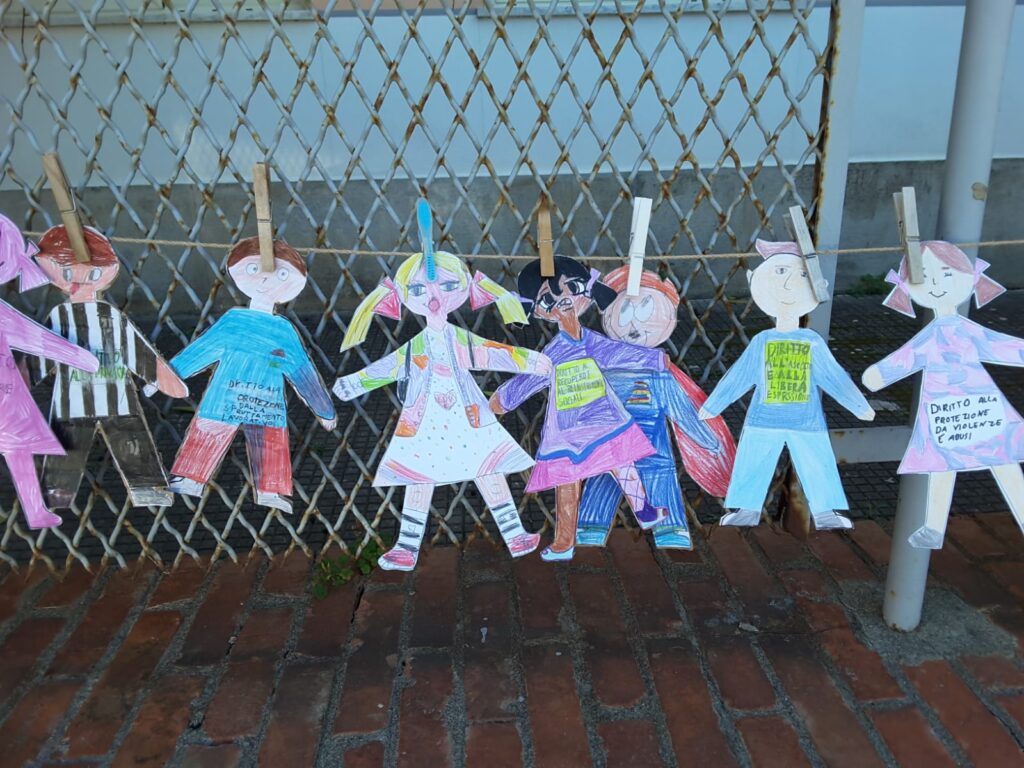 Fotografia dei lavoretti dei bambini sul tema "contro tutte le guerre"