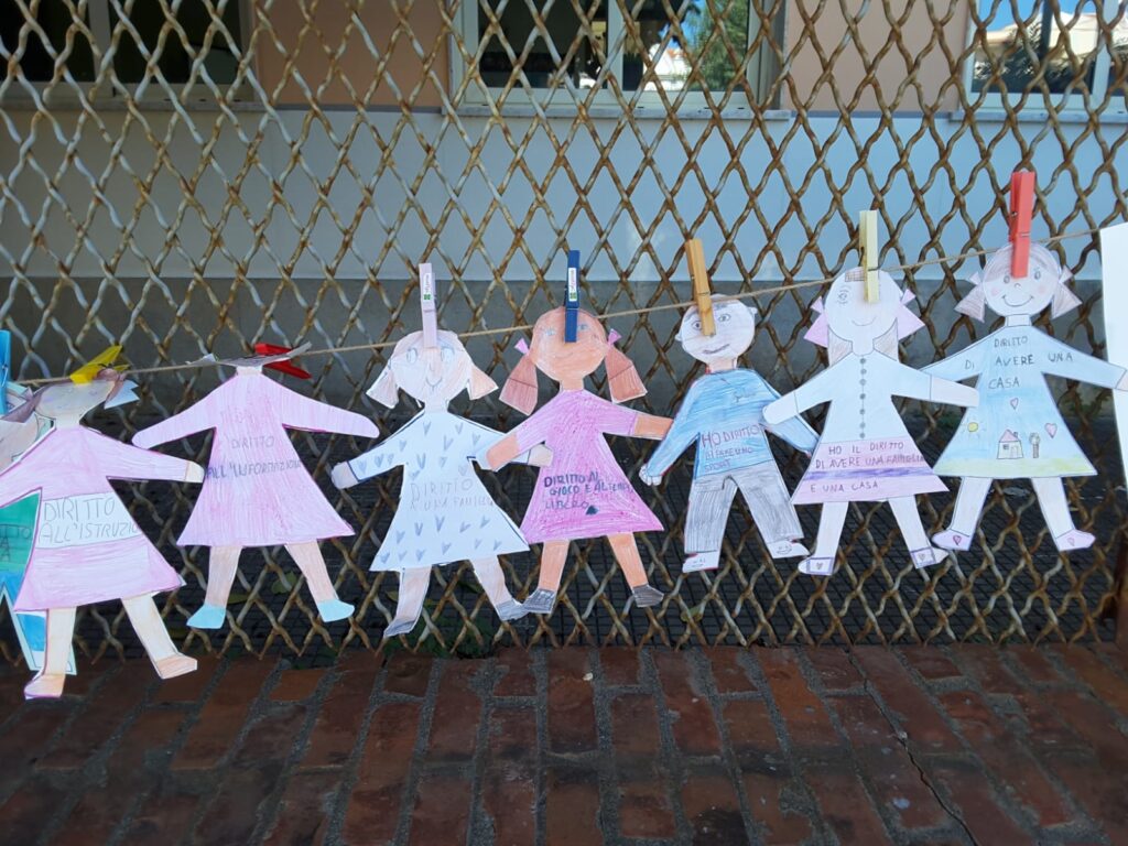Fotografia dei lavoretti dei bambini sul tema "contro tutte le guerre"