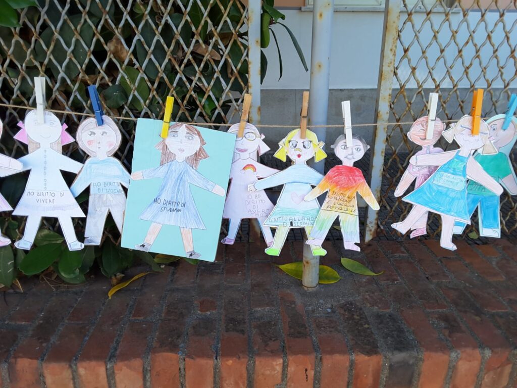 Fotografia dei lavoretti dei bambini sul tema "contro tutte le guerre"