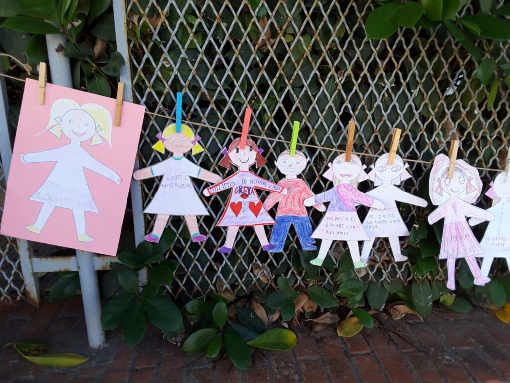 Fotografia dei lavoretti dei bambini sul tema "contro tutte le guerre"