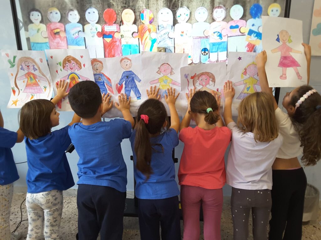Fotografia dei lavoretti dei bambini sul tema "contro tutte le guerre"