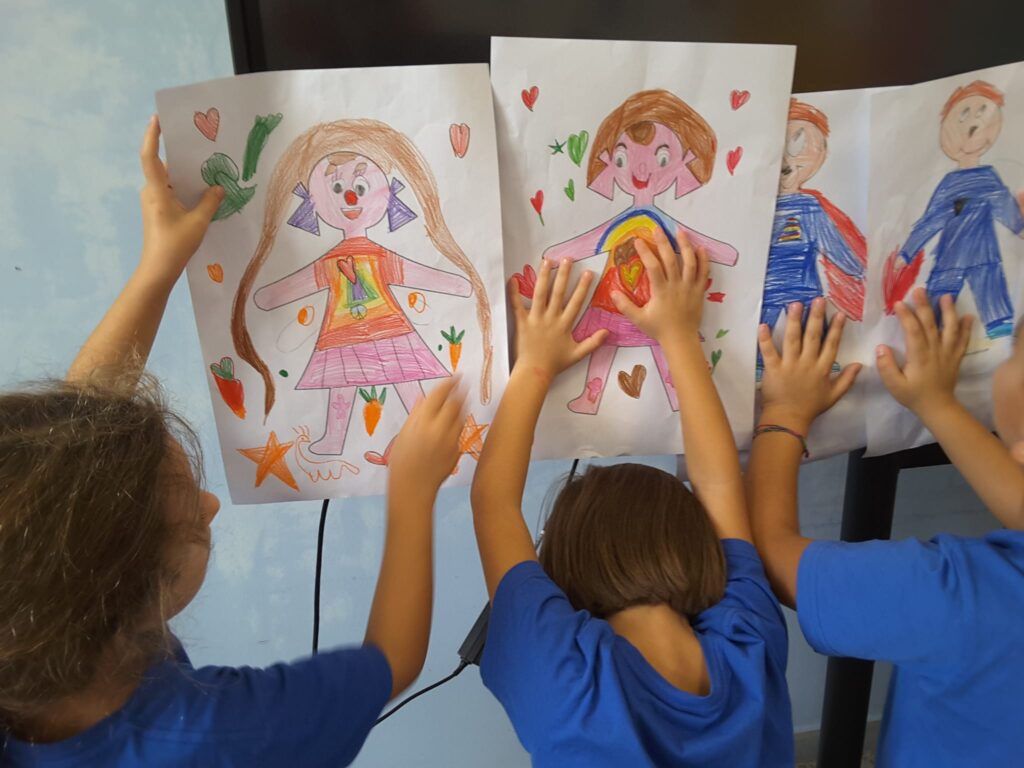 Fotografia dei lavoretti dei bambini sul tema "contro tutte le guerre"