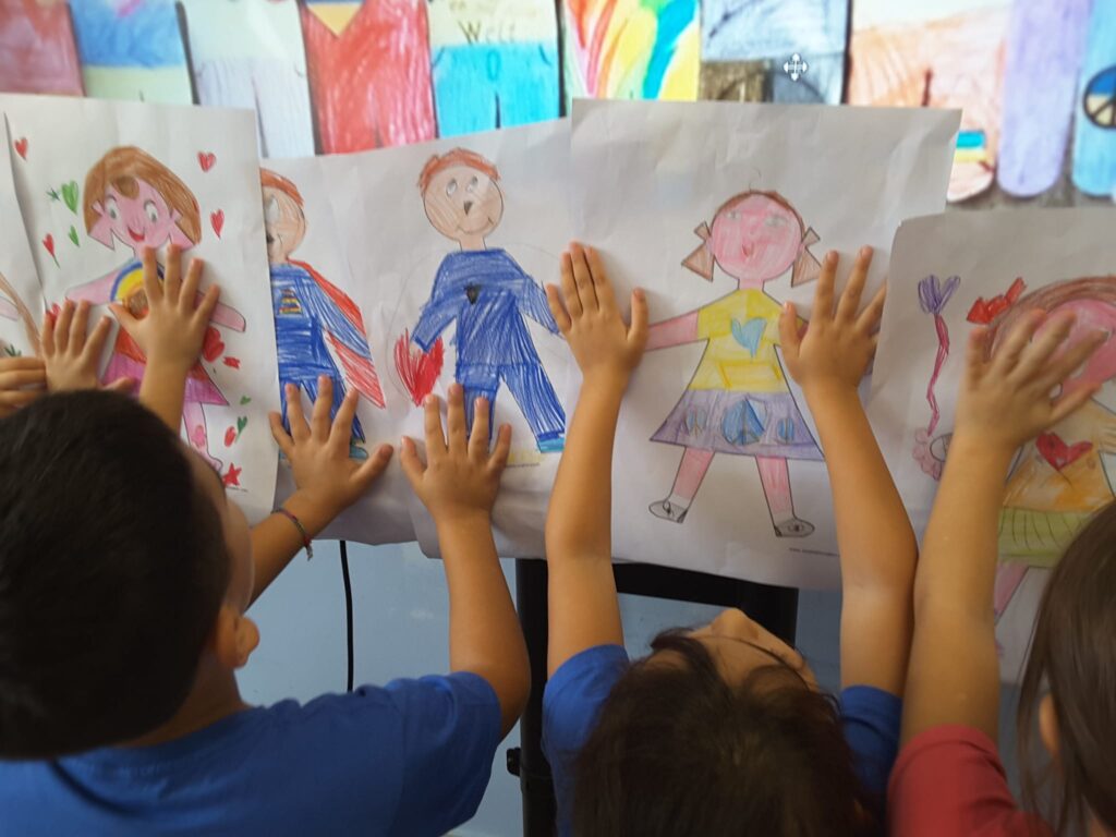Fotografia dei lavoretti dei bambini sul tema "contro tutte le guerre"