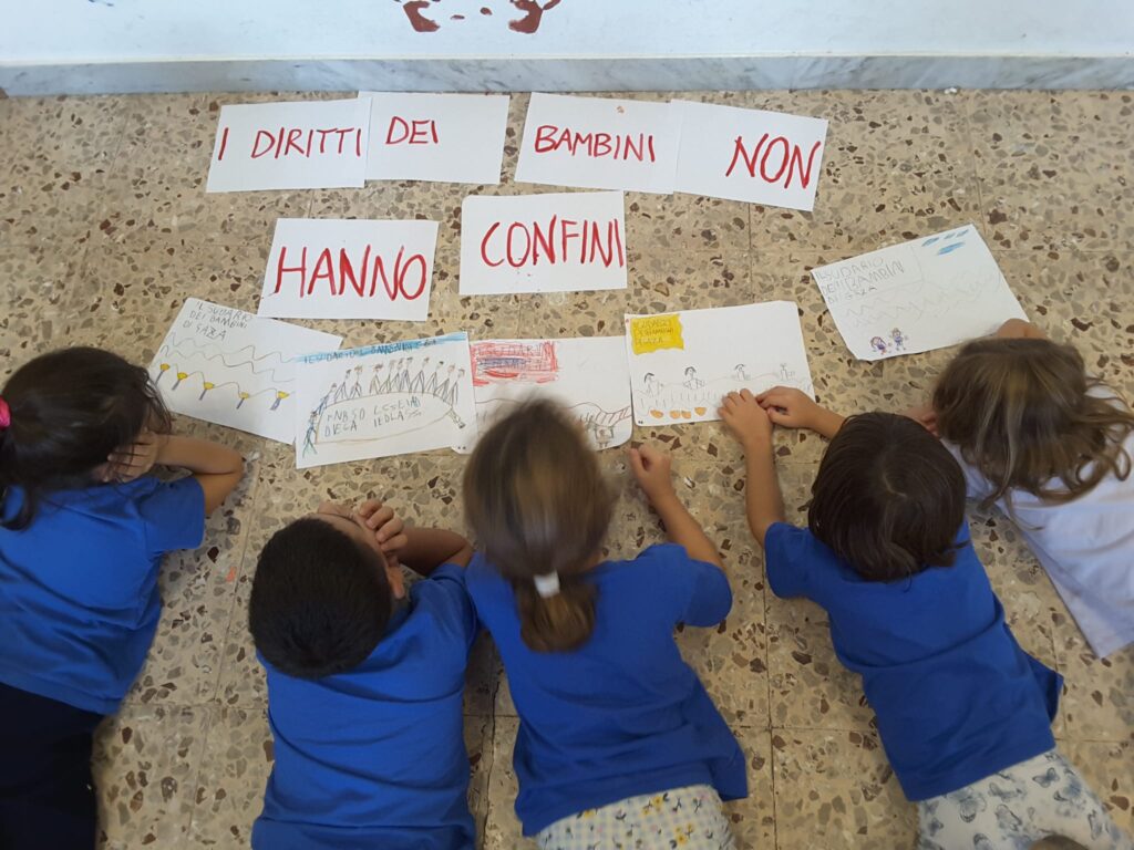 Fotografia dei lavoretti dei bambini sul tema "contro tutte le guerre"