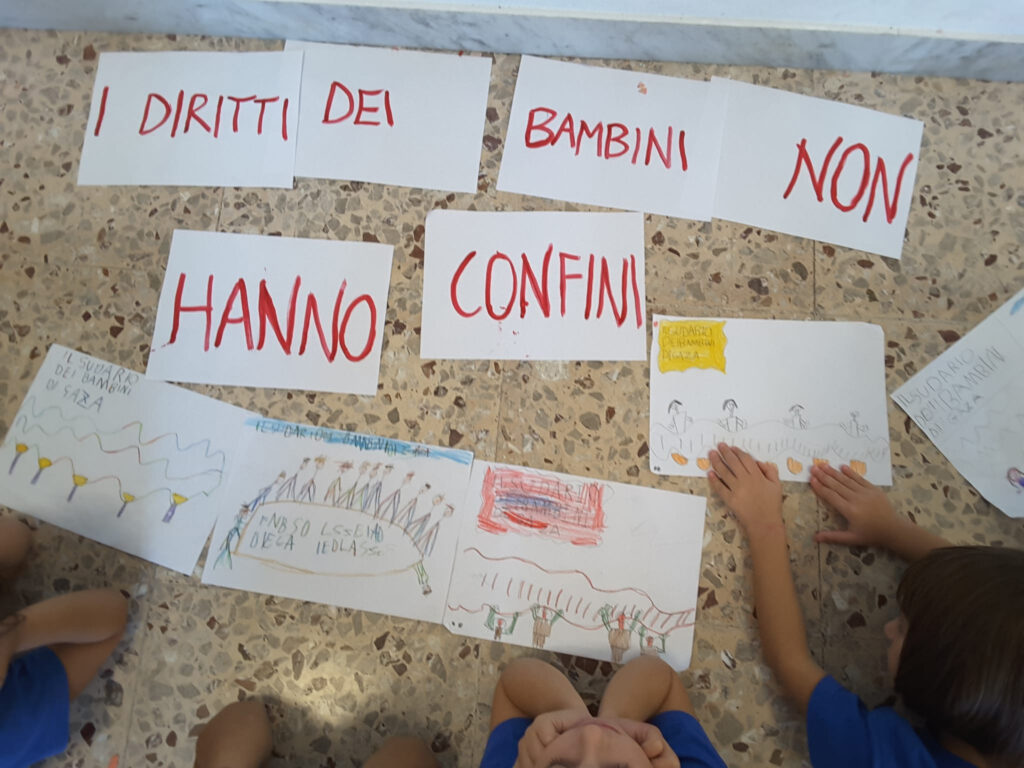 Fotografia dei lavoretti dei bambini sul tema "contro tutte le guerre"