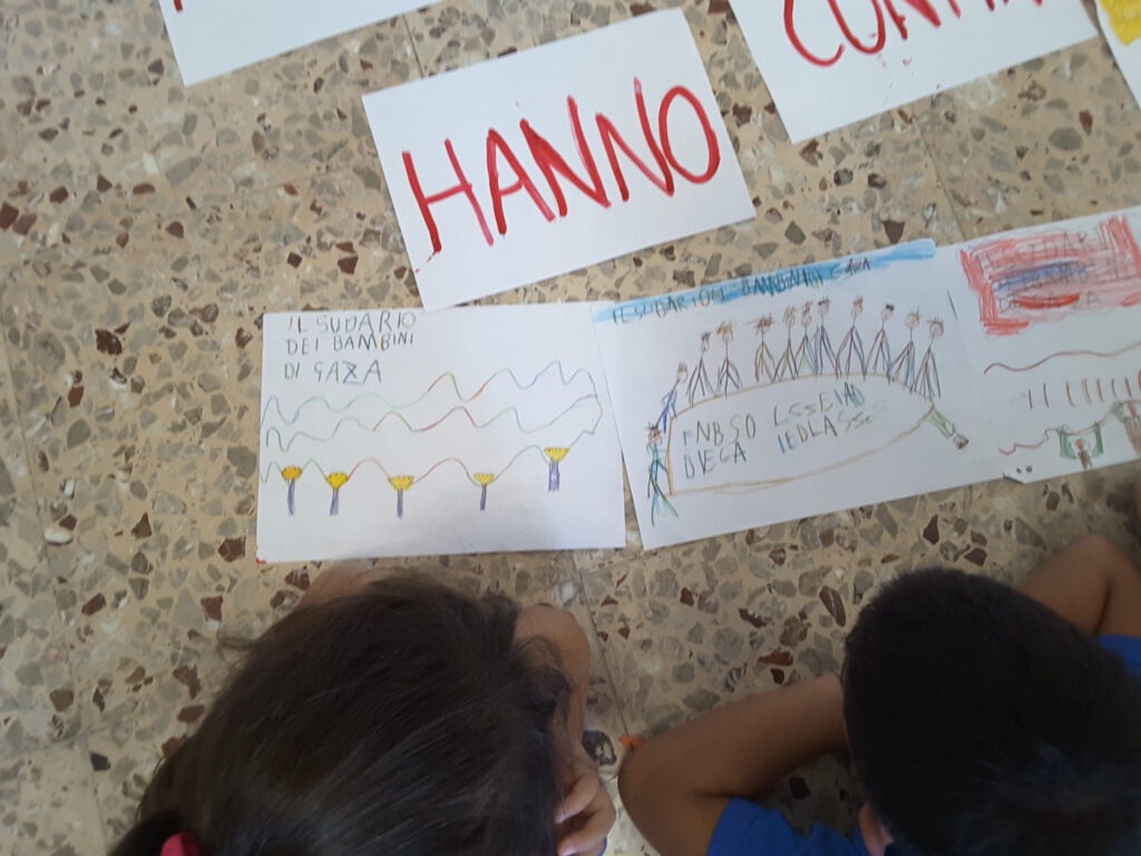 Fotografia dei lavoretti dei bambini sul tema "contro tutte le guerre"