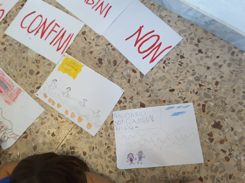 Fotografia dei lavoretti dei bambini sul tema "contro tutte le guerre"